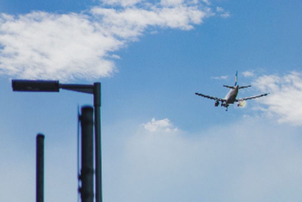 Flight Makes Emergency Landing After Engine Fire Caught